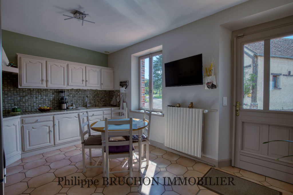 propriete-a-vendre-proche-courtenay-loiret-cuisine-amenagee